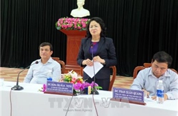 Phó Chủ tịch nước thăm, tặng quà người dân vùng lũ Quảng Nam 